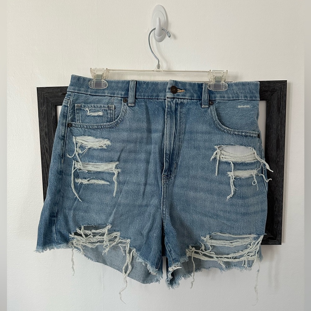 American Eagle | 12 | Distressed Curvy Mom Short